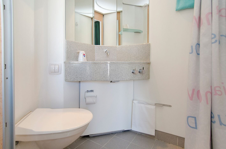 Bathroom 4, CABINN Aarhus Hotel, Århus