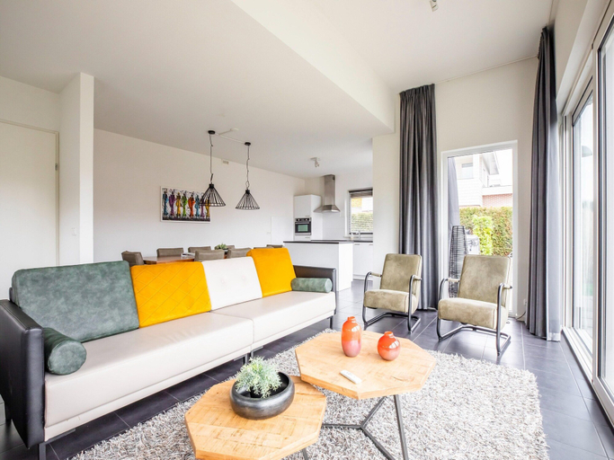 Others 5, Modern Villa with Large Garden by the Water with Hot Tub & Infrared Sauna, Zeewolde