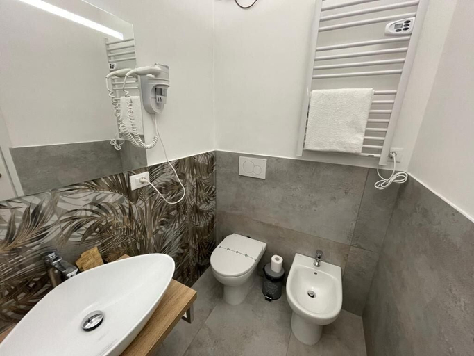 Bathroom 4, Cavour16, Genova