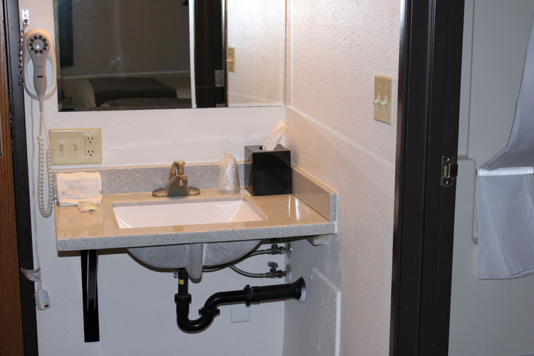 Bathroom 3, Can Am Inn, Roseau