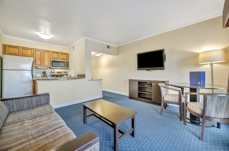 Room 5, Waterfront Resort Condo & Balcony Heated Pool, Hillsborough