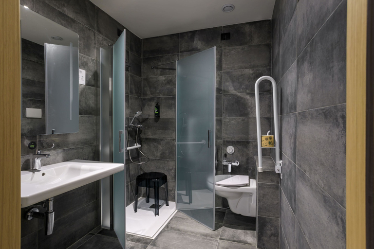 Bathroom 4, B&B Hotel Catania City Center, Catania