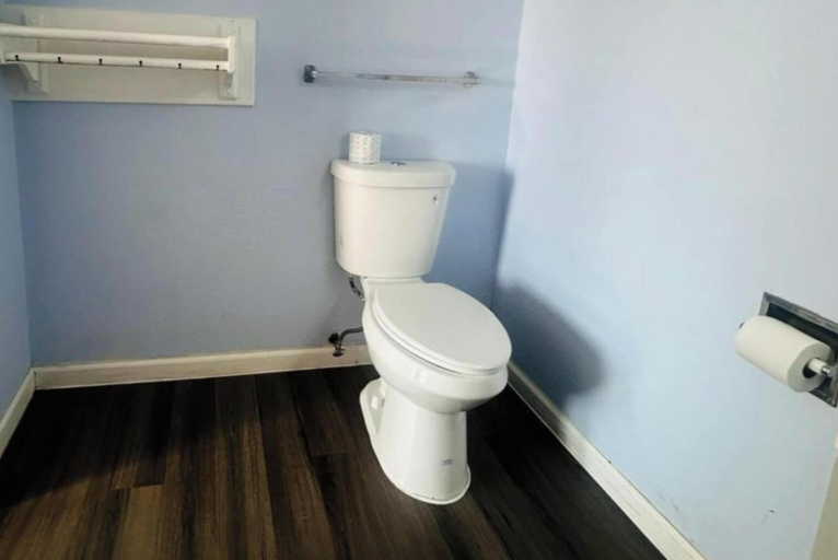 Bathroom 5, Loyalty Inn Columbus, Franklin