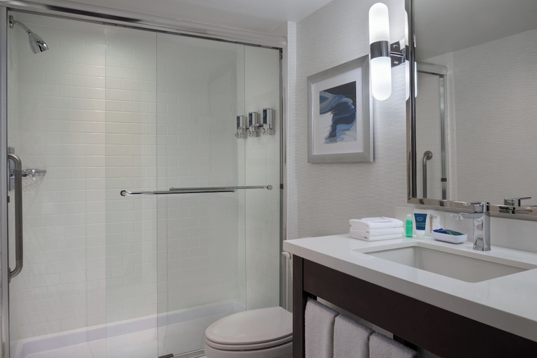 Bathroom 4, Four Points By Sheraton Gatineau-Ottawa, Communauté-Urbaine-de-l'Outaouais