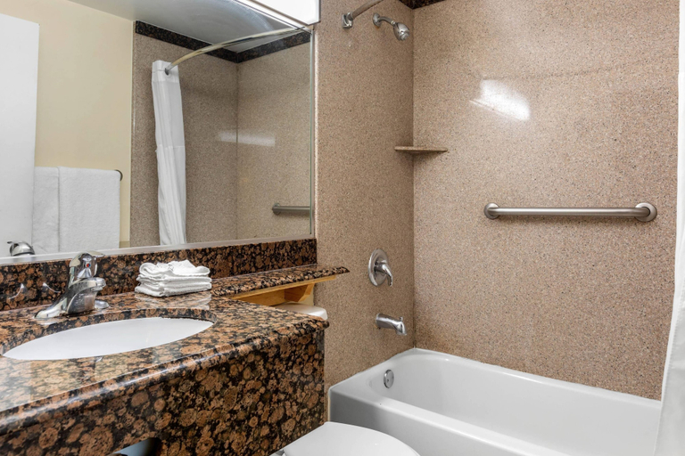 Bathroom 4, Quality Inn - Torrance Lomita, Los Angeles