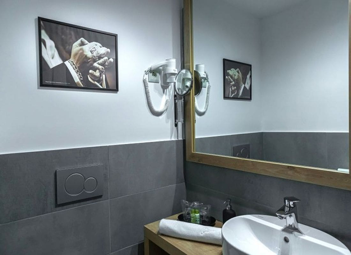 Bathroom 5, Oliva Hotel, Veszprém