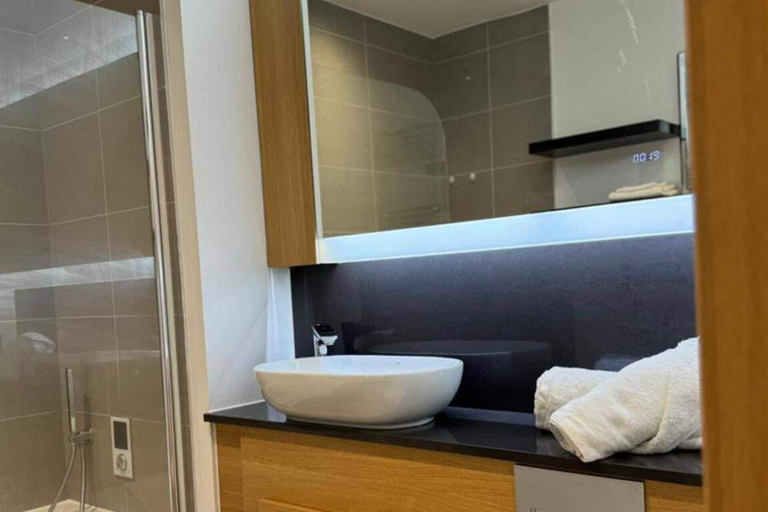 Bathroom 3, Stunning 2-bed Apartment in Dartford, Kent