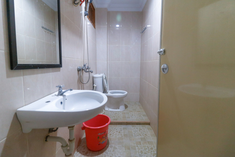 Bathroom, RedDoorz Plus near WTC Batanghari Mall, Jambi