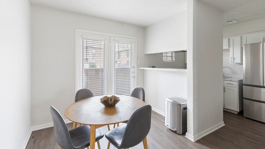 Dining room, Landing Apartments near Southridge, Denton