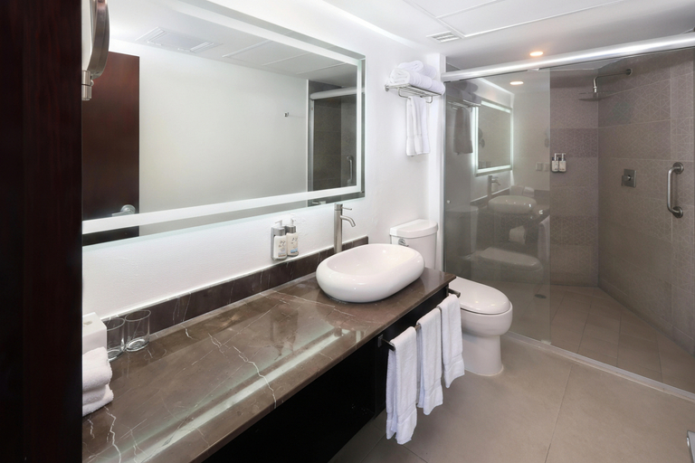 Bathroom 4, Garner Hotel MAZATLAN BEACH by IHG, Mazatlán