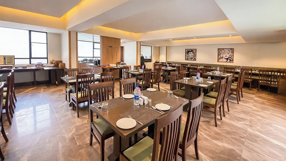 Food & Drinks 5, Yashshree Sanderling Mall Road, Darjiling