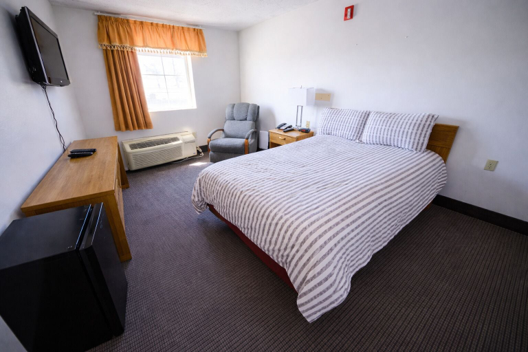 Room 5, Westwood Inn & Suites, Brule