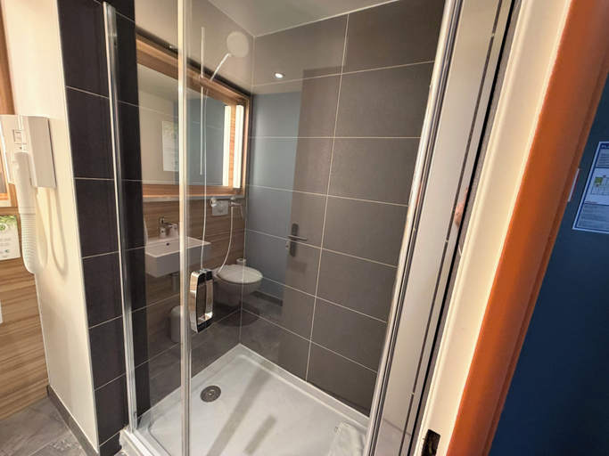 Bathroom 3, ibis Styles Alès Centre Cévennes, Gard