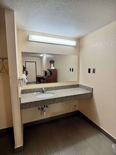 Bathroom 5, Knights Inn Galax, Galax