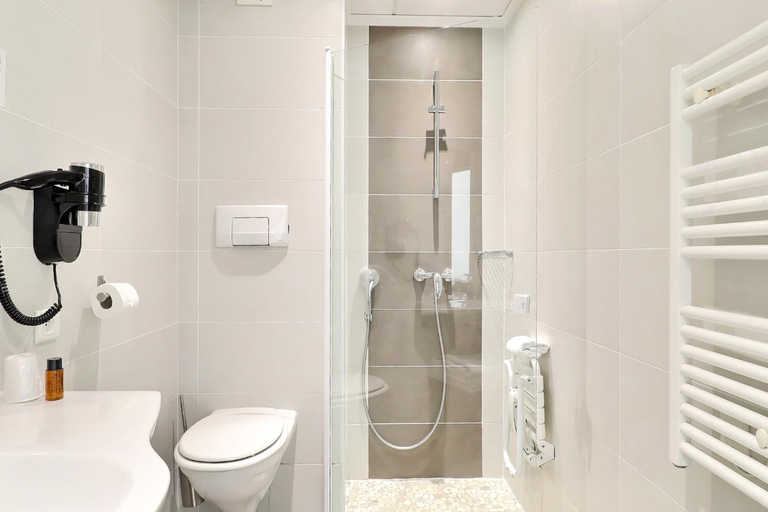 Bathroom 4, Grand Hotel des Bains SPA, Charente-Maritime