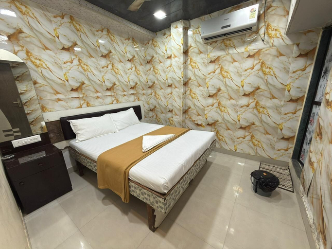 Room 4, Hotel Sunroop, Mumbai Suburban