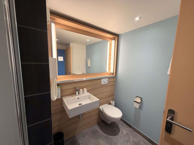 Bathroom 4, Ibis Styles Alès Centre Cévennes, Gard