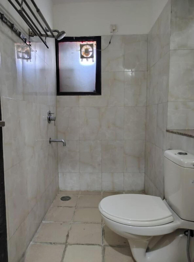 Bathroom 5, Hotel Mint Grand A Smart Stay, Delhi