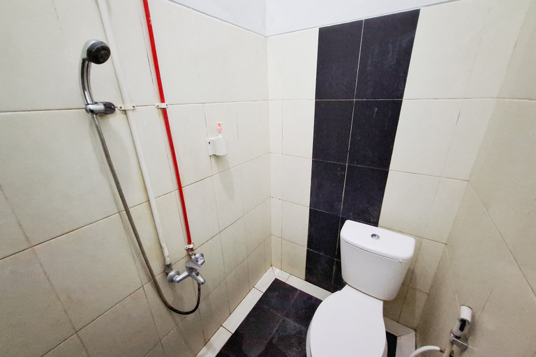 Bathroom, RedDoorz Syariah @ Harmoni near Alun Alun Kudus, Kudus