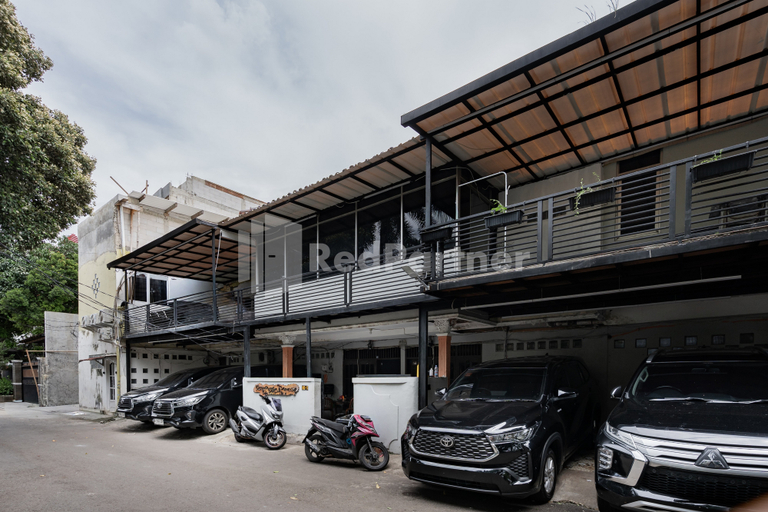 Exterior & Views 2, Danysa Guest House Jakarta RedPartner, South Jakarta
