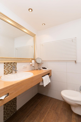 Bathroom 3, Hotel garni Reiffenstuel, Miesbach