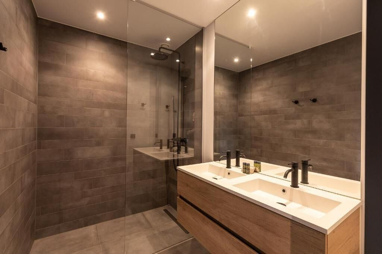 Bathroom 5, Hilversum City Apartments, Hilversum
