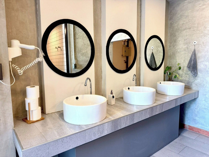 Bathroom 2, Little One Hostel, Muang Chiang Rai