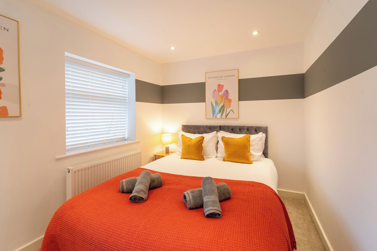 Room 5, 4 Bed House - Cheltenham & Gloucester - Sleeps 8, Gloucestershire