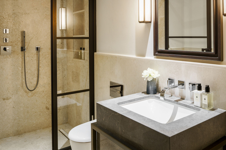 Bathroom 3, 3-bed Deluxe Apt 205, London