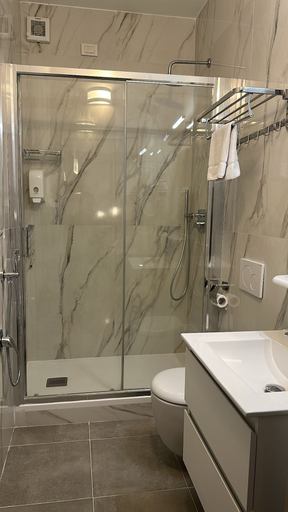 Bathroom 5, Hotel Brianza, Milano