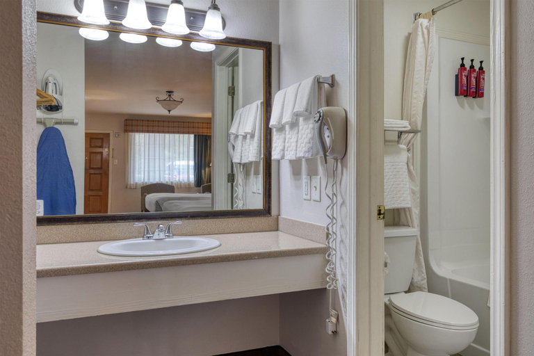 Bathroom 4, SureStay Hotel By Best Western Leesville, Vernon