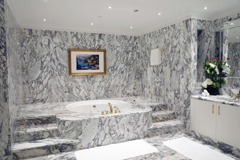Bathroom 5, The Plaza Doha, LXR Hotels & Resorts, Doha