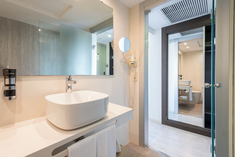 Bathroom 5, Leonardo Royal Hotel Mallorca, Baleares