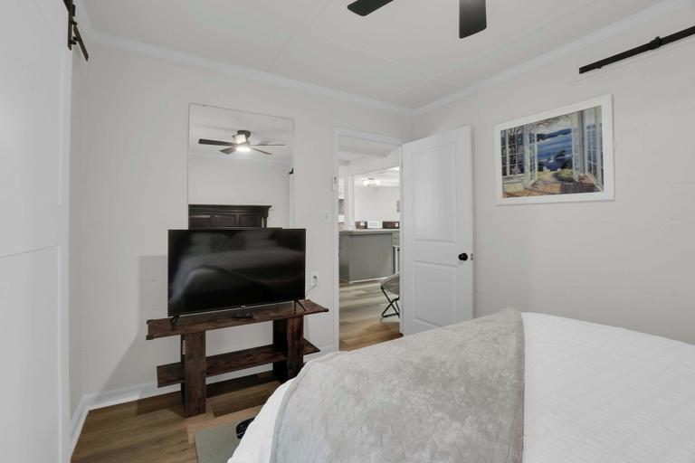 Room 2, Lakefront Cabin With Private Dock, Elmore