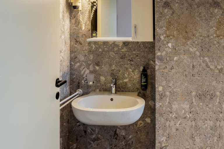 Bathroom 4, B&B Hotel Bari Rondò, Bari
