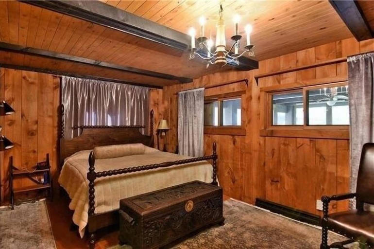 Room 5, The Hidey-ho 2 Bedroom Cabin, Sawyer