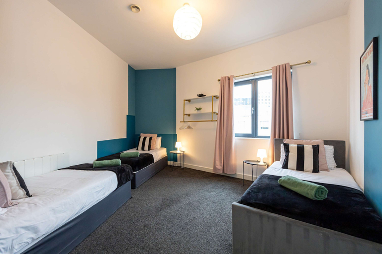 Room 5, Spacious 2 bed apt Near Media City and Old Trafford, Manchester