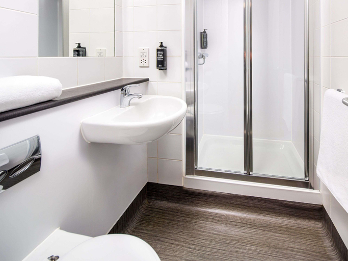 Bathroom 5, ibis budget London Heathrow Central, London
