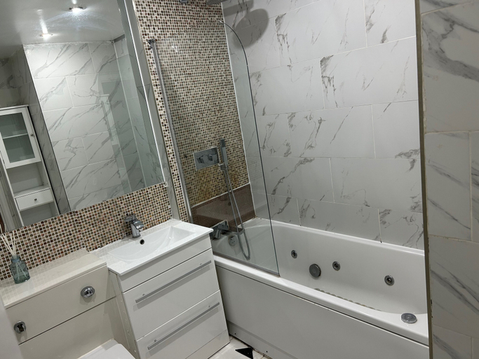 Bathroom 2, Romford Contractor / Family House, London