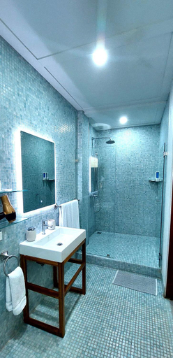 Bathroom 4, Hotel Plaza Yara, Aguirre