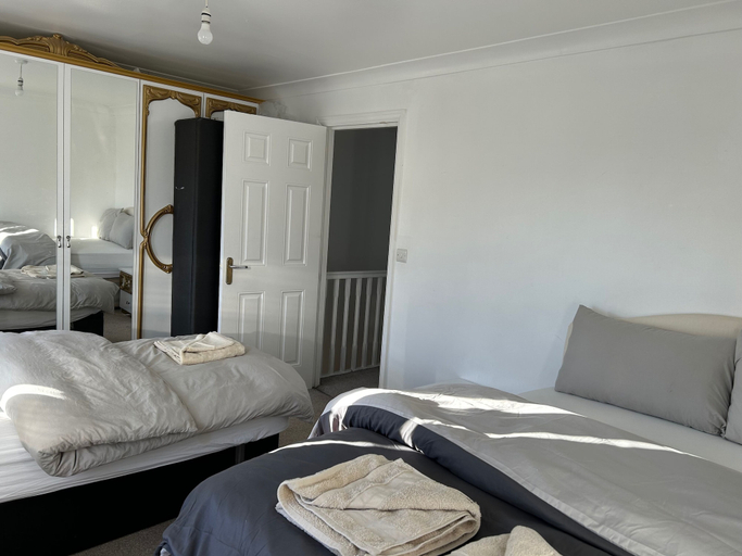 Room 5, Romford Contractor / Family House, London