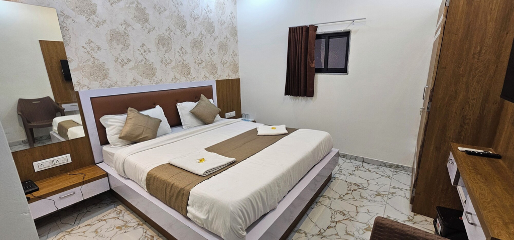Room 4, Hotel Royal View, Gandhinagar