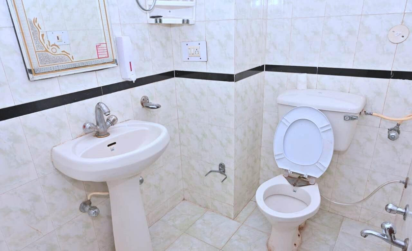 Bathroom 4, Hotel Hemkunth, Solan