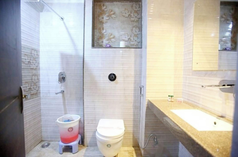 Bathroom, HOTEL PRATAP PALACE VARANASI, Varanasi