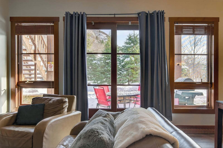 Living area 4, 10 Versant Soleil, Les Laurentides