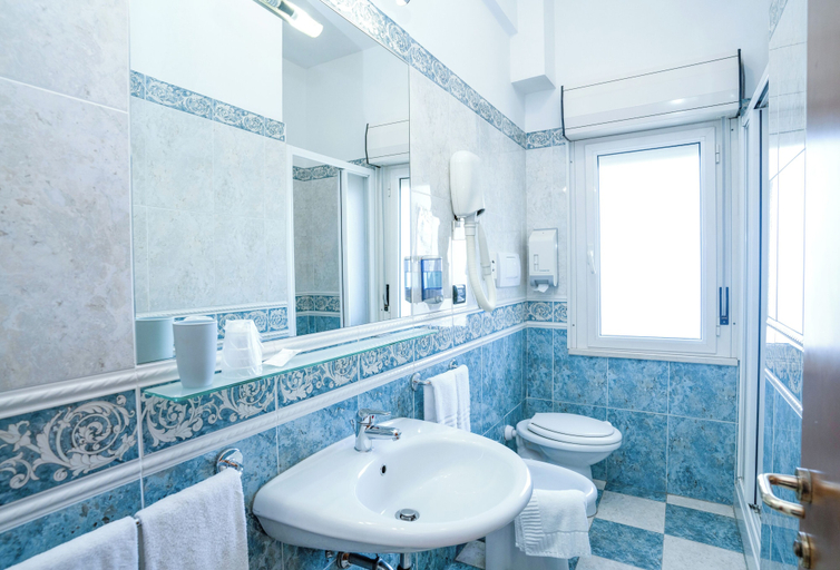 Bathroom 2, hotel Cristall, Ascoli Piceno