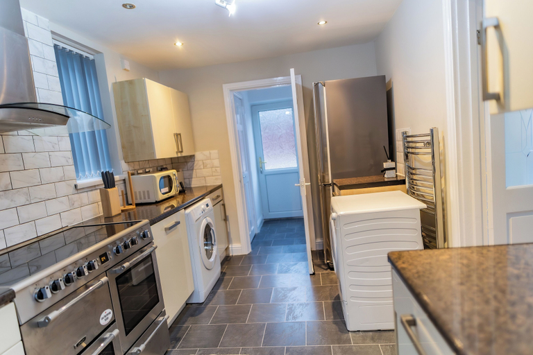 Others 4, House - Sleeps 6 - Parking - Garden, Manchester