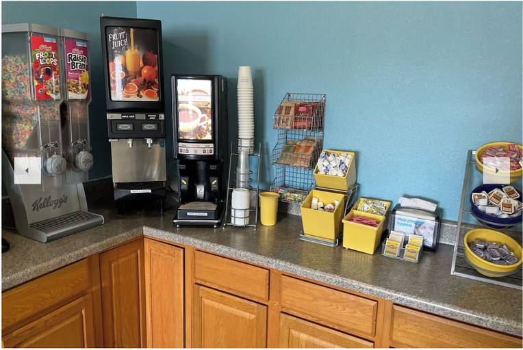 Food & Drinks 5, Days Inn by Wyndham Hannibal, Ralls
