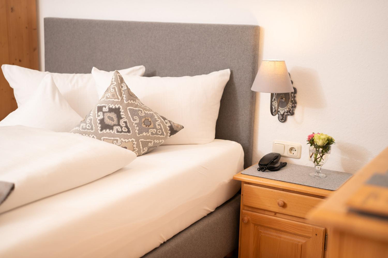 Bedroom 2, Hotel garni Reiffenstuel, Miesbach