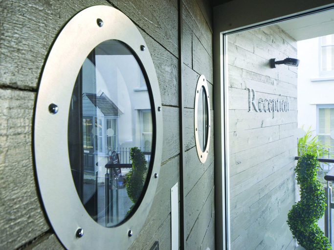 Bathroom, Ship and Castle Hotel, Cornwall